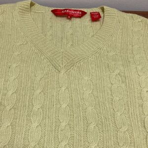 Cashmere Fifth Avenue Cable Knit Sweater with V Neck in yellow. Size Small.